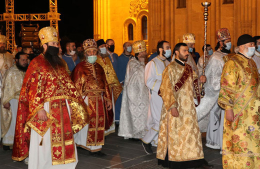 Covid-19 salgınına rağmen halk Paskalya Bayramı için kiliselere koştular