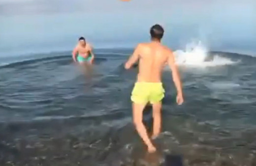 'Fakirler koronadan ölsün' diye bağırarak denize girdiler! Cezayı da yediler