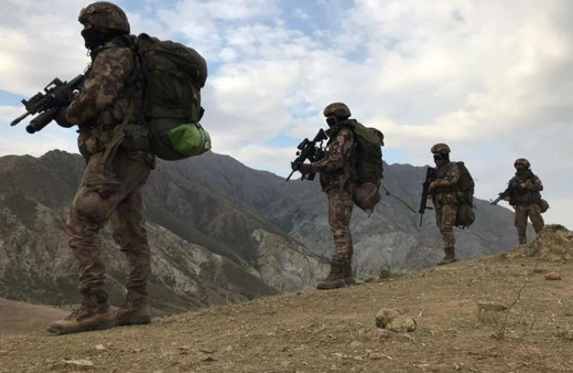 Son dakika Türk komandoları Harkuk'ta PKK inlerine girdi! Çok sayıda silah ele geçirildi