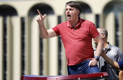 Koronavirüs önlemlerine karşı Cumhurbaşkanı sokağa çıkıp eyleme katıldı! Öksürüğe boğuldu