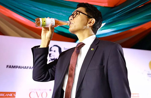 Koronavirüs ilacı canlı yayında tanıtıldı! Cumhurbaşkanı  herkesin karşısında içti