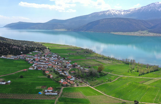Isparta'da gölün ortasındaki adada koronavirüsten izole bir hayat sürdürüyorlar