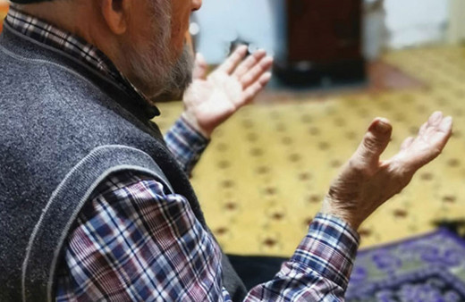 Evde teravih namazı kılınırken hangi dualar okunur imam şart mı?