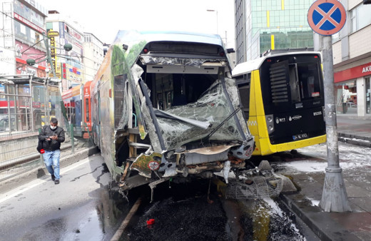 Sultangazi'de raydan çıkan tramvay otobüse çarptı