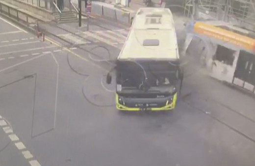 Sultangazi'de raydan çıkan tramvay otobüse çarptı! O anlar kameralara saniye saniye yansıdı