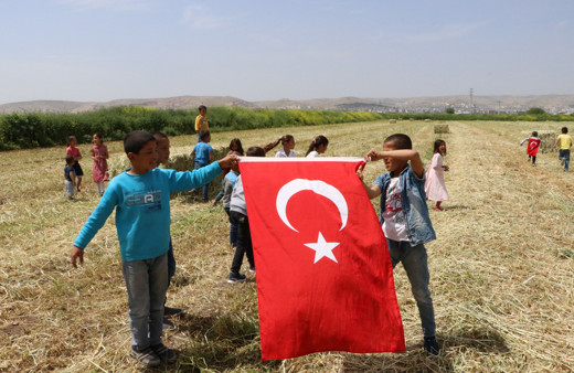 Şanlıurfa'da 23 Nisan tarlada kutlandı
