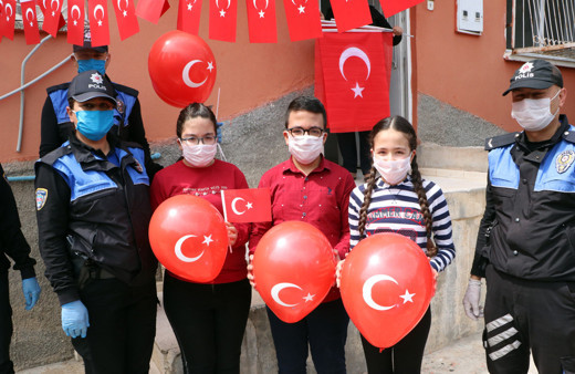 Adana'da polis şehit çocuklarını ziyaret etti 23 Nisan'ı birlikte kutladı