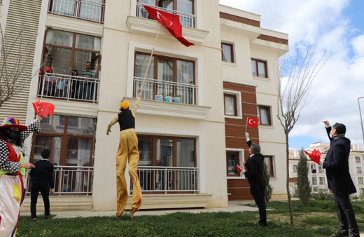 Tahta bacaklılardan, 23 Nisan çocuklarına pencerelerden Türk bayrağı