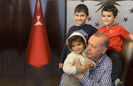 Cumhurbaşkanı Erdoğan'dan çocuklarla 23 Nisan pozu