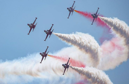 Türk Yıldızları evden çıkamayan çocuklar için uçtu gösteri yine nefes kesti