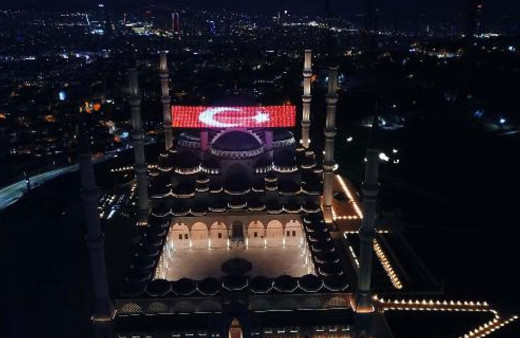 Çamlıca Camii'nde Ramazan mahyası aydınlandı
