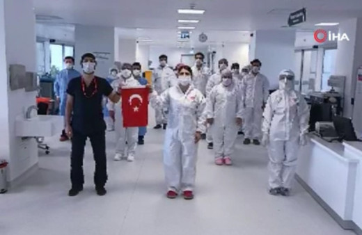 Sağlık çalışanları İstiklal Marşı’nı hastanede okudu