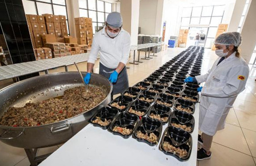 İzmir Büyükşehir'den iftar yemeği dağıtımı