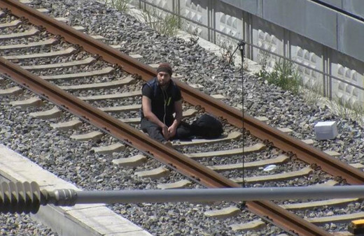 Çantamda bomba var diyerek Marmaray raylarına oturdu