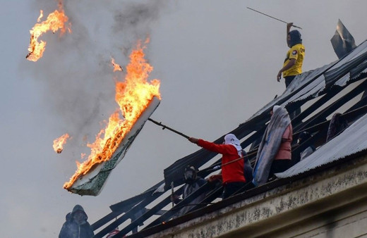 Korona sürecinde ev hapsi isteyen mahkumlar ayaklandı Arjantin'de korkunç kareler