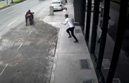 Motosikleti çalan hırsıza meydan dayağı kamerada
