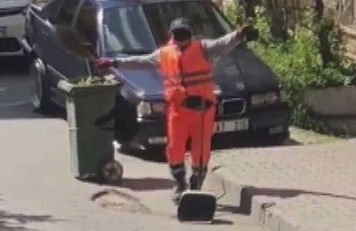 Sultangazi'de renkli görüntüler! Temizlik görevlisi mahalleliye dans ile eşlik edince...