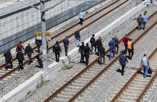 Bakırköy'de 'çantamda bomba var' diyerek raylara oturdu