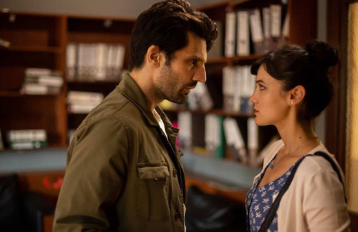 Netflix Aşk101'e Pınar Deniz ve Kaan Urgancıoğlu'nun öpüşme sahneleri damga vurdu