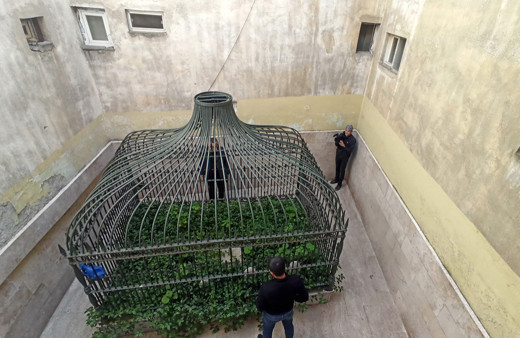 Bursa'da apartman boşluğundaki türbe görenleri şaşırtıyor