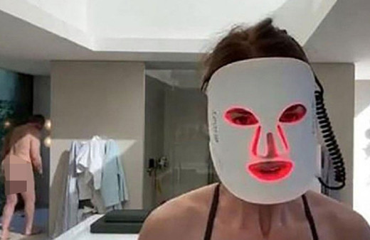 Ünlü sunucu canlı yayın yaparken sevgilisi çırıl çıplak göründü!