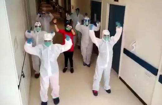 Koronayı yendi ‘Erik Dalı’ eşliğinde taburcu oldu