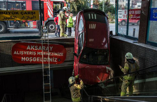 Akıl almaz kaza! İstanbul'da yeraltı çarşısına otomobil düştü