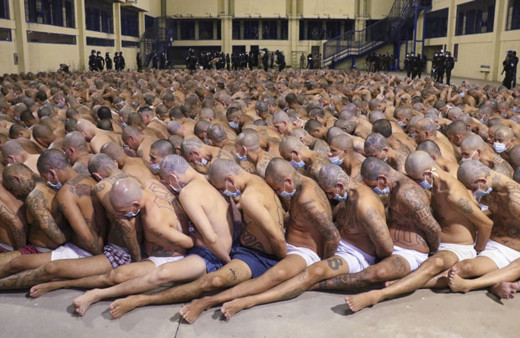 Dünyayı sarsan görüntüler! Bir külotla bırakıp kucak kucağa oturttular