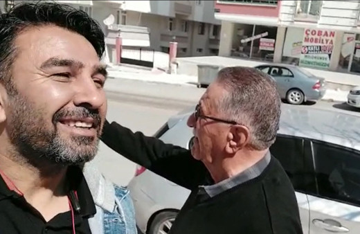 Çorum'da sokağa çıkan babasını 'Seni ihbar ederim' diyerek eve gönderdi