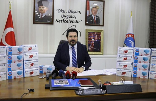 Ağrı Belediye Başkanı Savcı Sayan Trump ve Hollywood yıldızlarına maske gönderecek