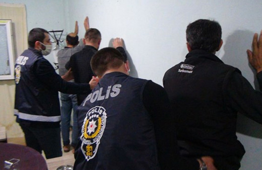 Mardin'de kumar oynayan eşlerini ihbar ettiler: 28 bin 350 lira ceza kesildi