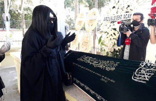 Bülent Ersoy’un annesi Necla Poyraz son yolculuğuna uğurluyor!