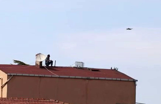 Hava almak için çatıya çıktı, hayatının şokunu yaşadı!