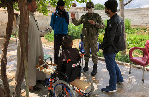 Mehmetçik PKK/YPG'nin sakat bıraktığı Suriyeli çocuğu ziyaret etti