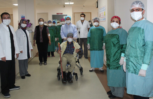 92 yaşında Kovid-19 tedavisi tamamlanan Nurettin dede alkışlarla taburcu edildi