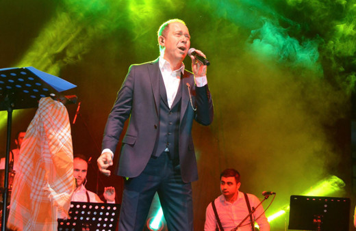 Sümer Ezgü canlı yayında tabureden fena düştü! O anlar binlerce kez izlendi