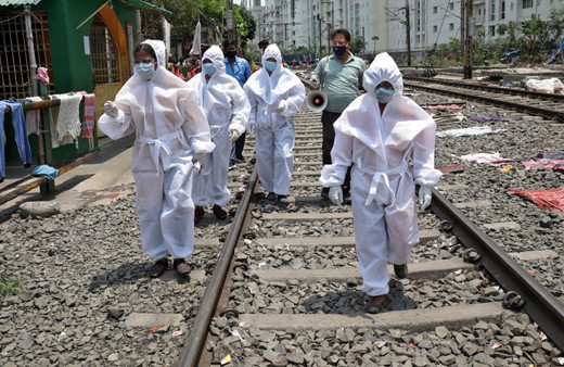 Hindistan'da dünyanın en büyük karantinası uzatıldı