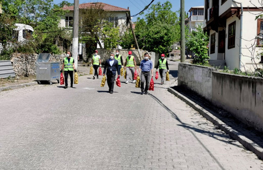 Dilovası Belediye Başkanı Hamza Şayir kapı kapı gezerek yardım dağıtıyor