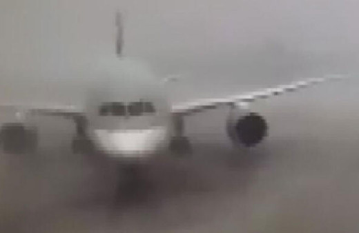 Katar’da iki uçak havalimanında çarpıştı