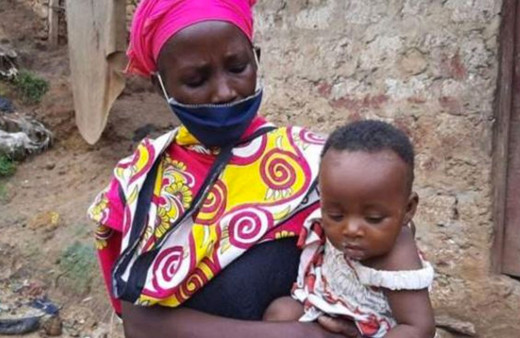 Çocuklarını yemeğin piştiğine inandırmak için taş kaynatan kadına yardım yağdı