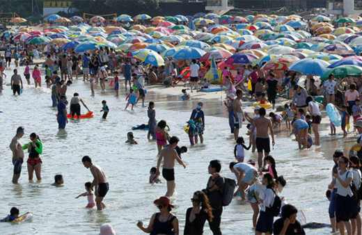 Hong Kong'da koronavirüse rağmen halk plajlara akın etti