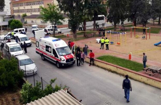 Kucağındaki bebeği öldürmekle tehdit etti