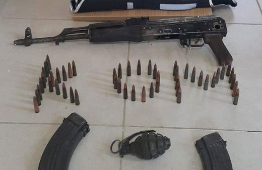 Adana'da tutuklunun evinden kalaşnikof ve el bombası çıktı