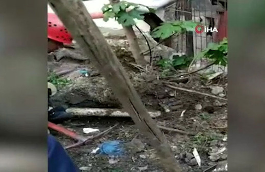 Yer altındaki boruya sıkışan yavru kedi böyle kurtarıldı!