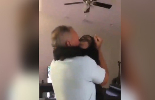 Yavru şempanzenin kendisini iyileştiren veterinere verdiği tepki