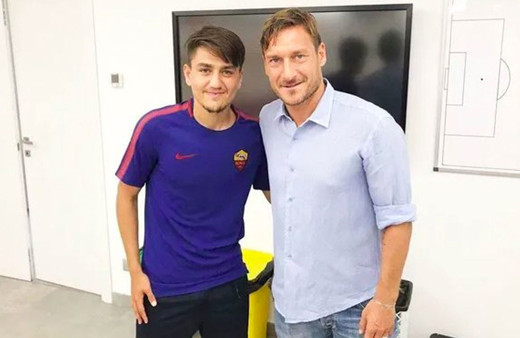 Futbol efsanesi Totti Cengiz Ünder'i yere göğe sığdıramadı! O tam bir futbolcu