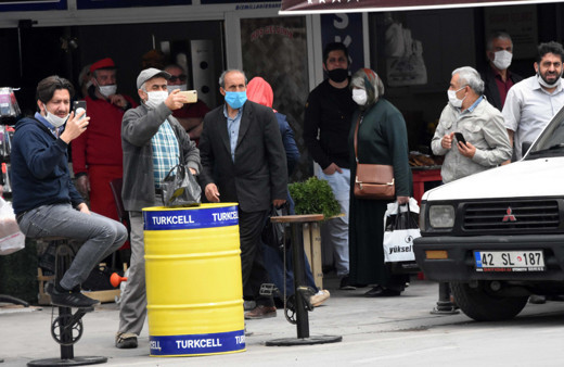 Konya'da şüpheli çanta sosyal mesafeyi unutturdu vatandaş telefona sarıldı