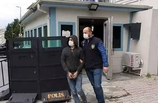 Esenyurt'ta otomobilde uyuşturucu ve silah bulunduran 5 kişi polis denetimine takıldı