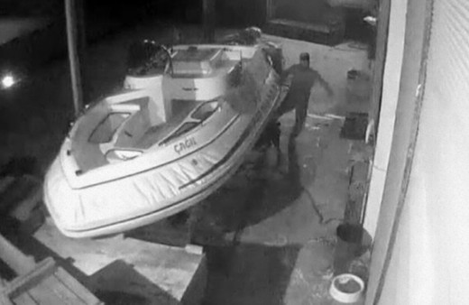 Muğla'da pitbull cinsi köpeğin bağlı olan köpeğe saldırdığı anlar kamerada