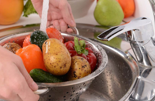 Koronavirüse karşı sebze ve meyveleri temizleyen ev yapımı dezenfektan